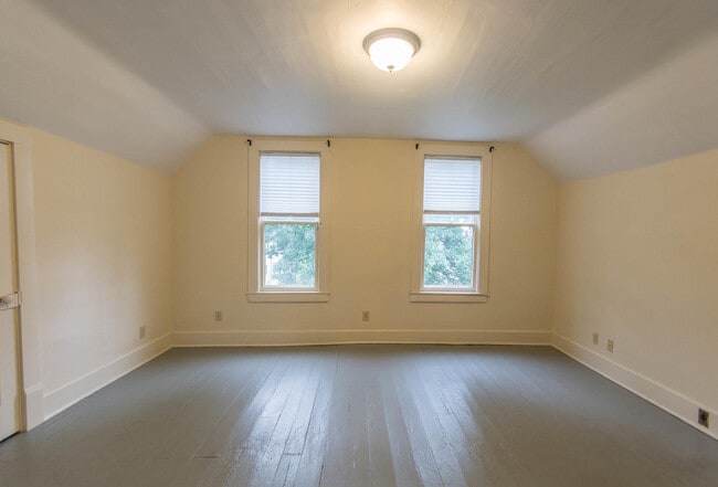 More of upstairs front bedroom - 715 E 10th St