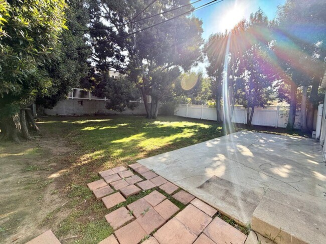 Building Photo - Charming El Segundo Bungalow w/ In-Unit Laundry & Huge Backyard!