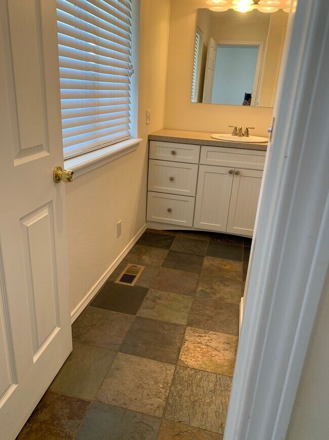 Building Photo - Charming Single-Level Rancher – 2 Bed, 2 Bath
