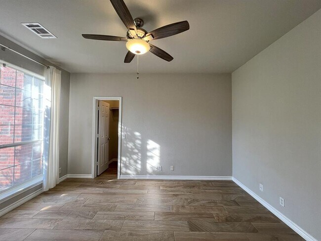 Building Photo - 1112 Vanderbilt Cir
