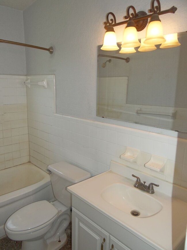 Building Photo - 2 bed, 1.5  bath in a quiet neighborhood