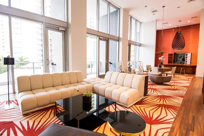 Building Photo - 1300 Brickell Bay Dr