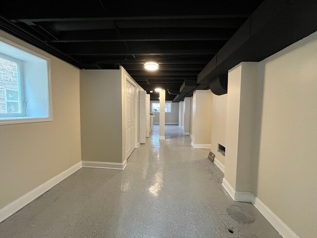 Building Photo - 1634 S Harvey Ave