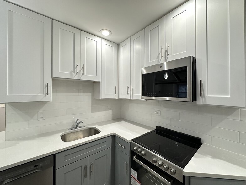 Building Photo - 1224 W Rosemont Ave