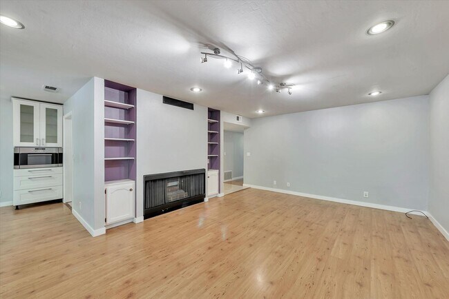 Building Photo - Hidden Gem at Saratoga Creekside – End Uni...