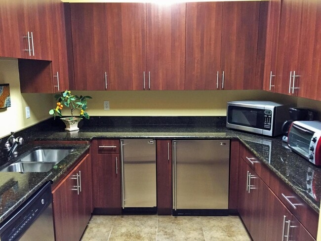 Building Photo - 4905 Midtown Ln