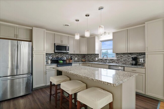 Building Photo - 13715 Dixie Dr