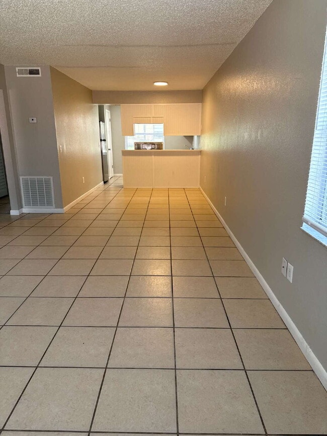 Building Photo - 2 bedroom 1 bath available immediately