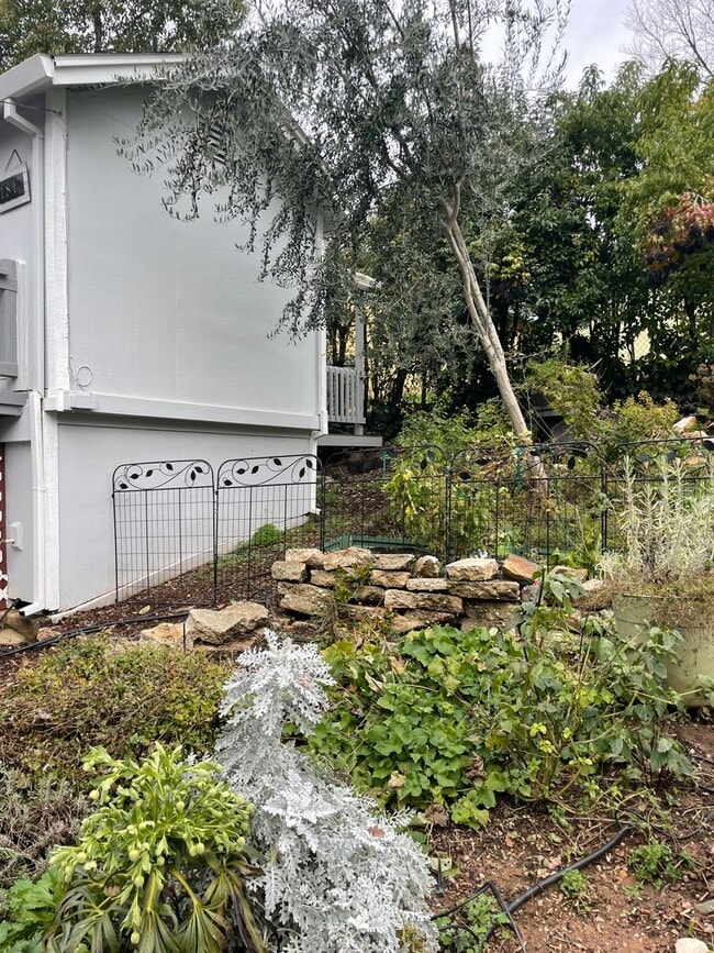 Building Photo - Quaint 2 Bedroom, 1 Bath House: Steps Away from Historic Old Town Auburn