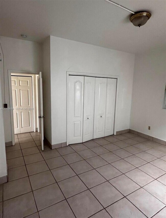 Building Photo - 911 NE 5th Ave