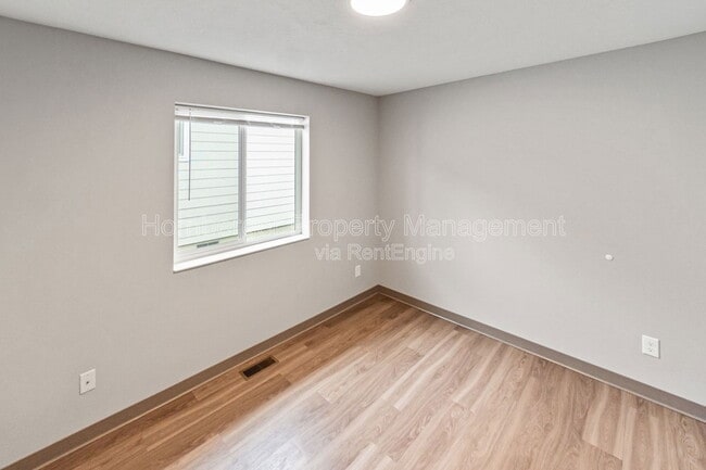 Building Photo - 1305 N Coach Dr