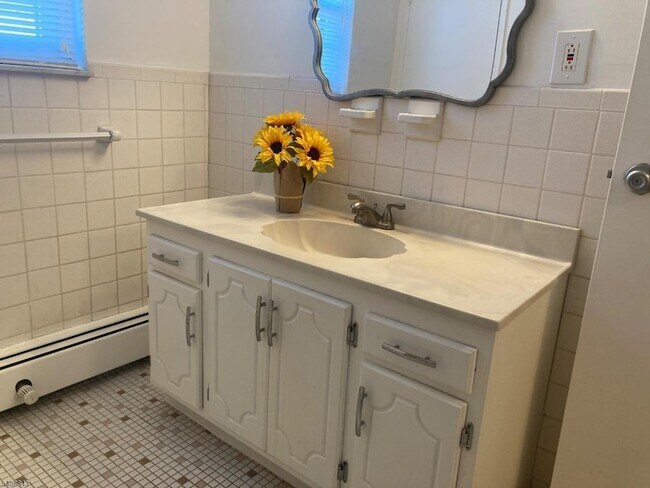 Building Photo - 1251 Valley Rd