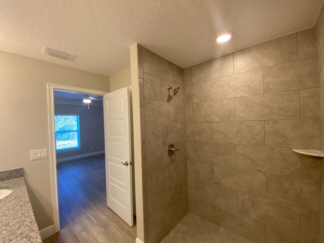 Building Photo - Available December 15th.....Custom Home - Desirable SE Ocala Neighborhood 3/2/2 **WON'T LAST**