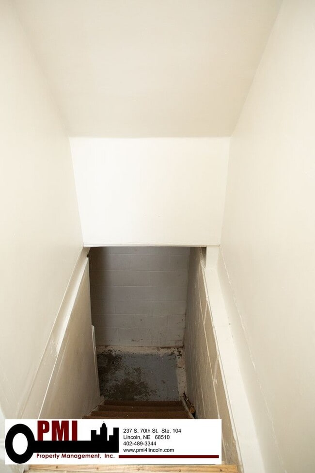 Building Photo - 1 Bedroom, 1.5 Bathroom, House For Rent Av...