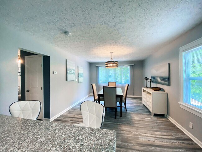 Building Photo - 3 Bed and 1 Bath Colonial for Rent in Oakwood Villiage!