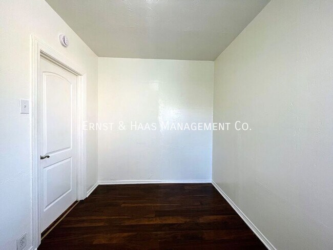 Building Photo - 1411 E Poppy St