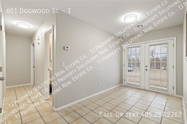 Building Photo - Remodeled two bedroom duplex