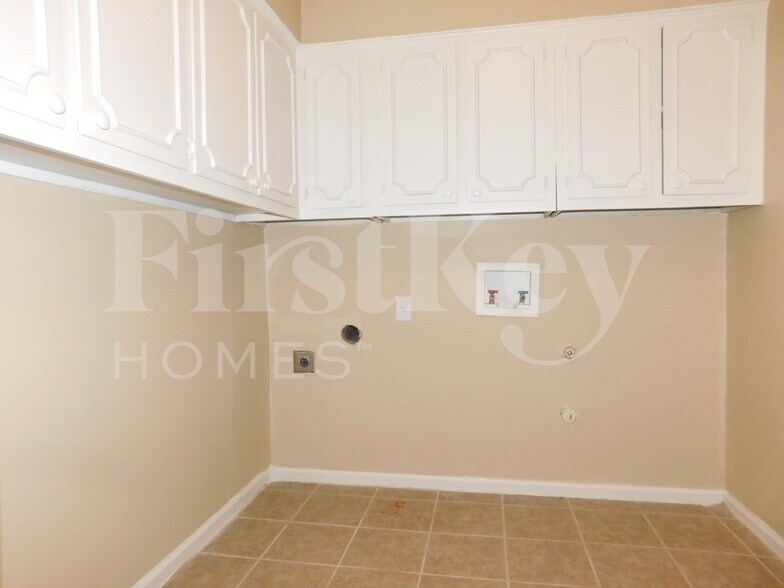 Building Photo - 4832 Rolling Meadows Dr
