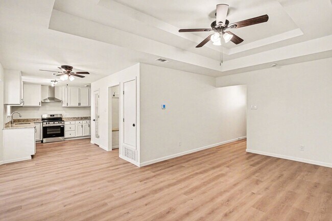 Building Photo - Move In Ready Home with Modern Updates Throughout