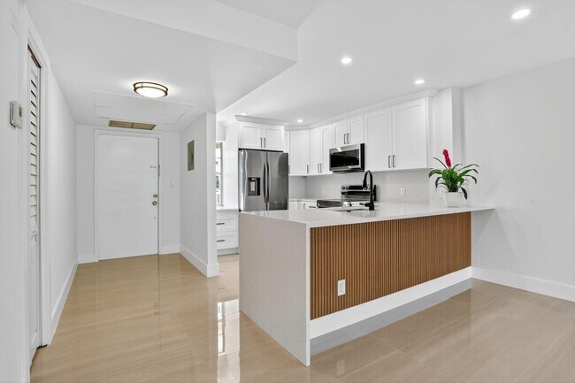 Building Photo - 2651 S Palm Aire Dr