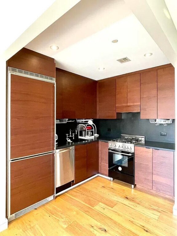 Building Photo - 540 W 28th St