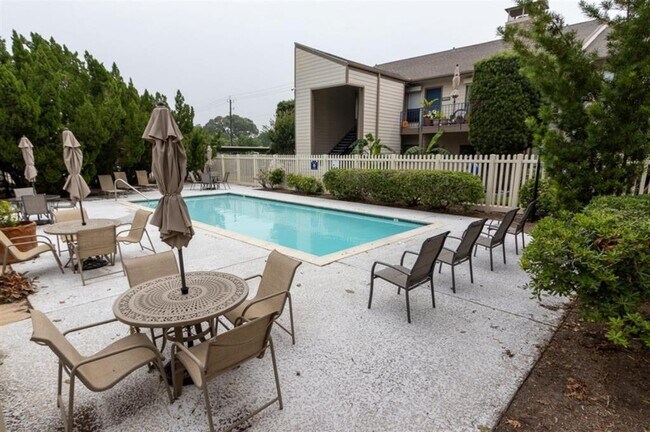 Building Photo - 7043 N Holiday Dr