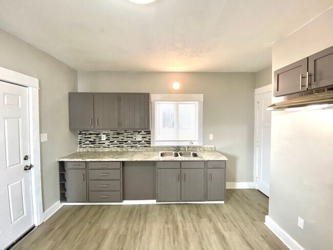 Building Photo - Newly Rehabbed Single Family in Dayton!: N...