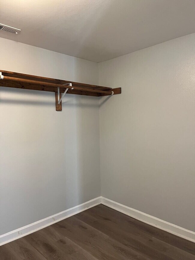 Building Photo - 489 W Outer Dr