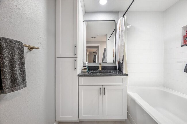 Building Photo - 410 S Armenia Ave