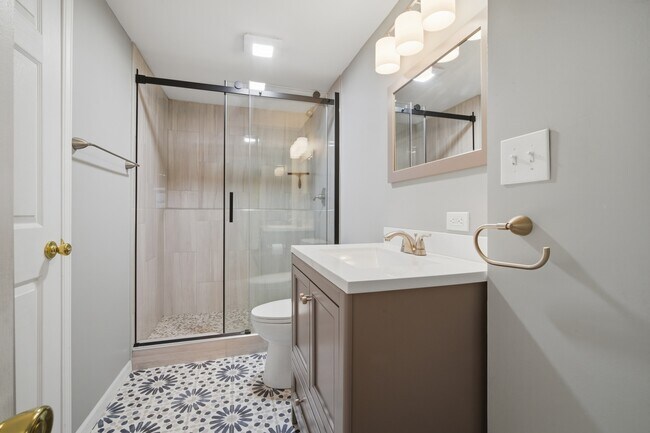 Building Photo - 4611 W Shore Dr