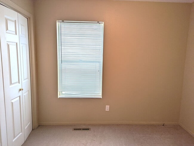 Building Photo - Spacious 4 bedroom home