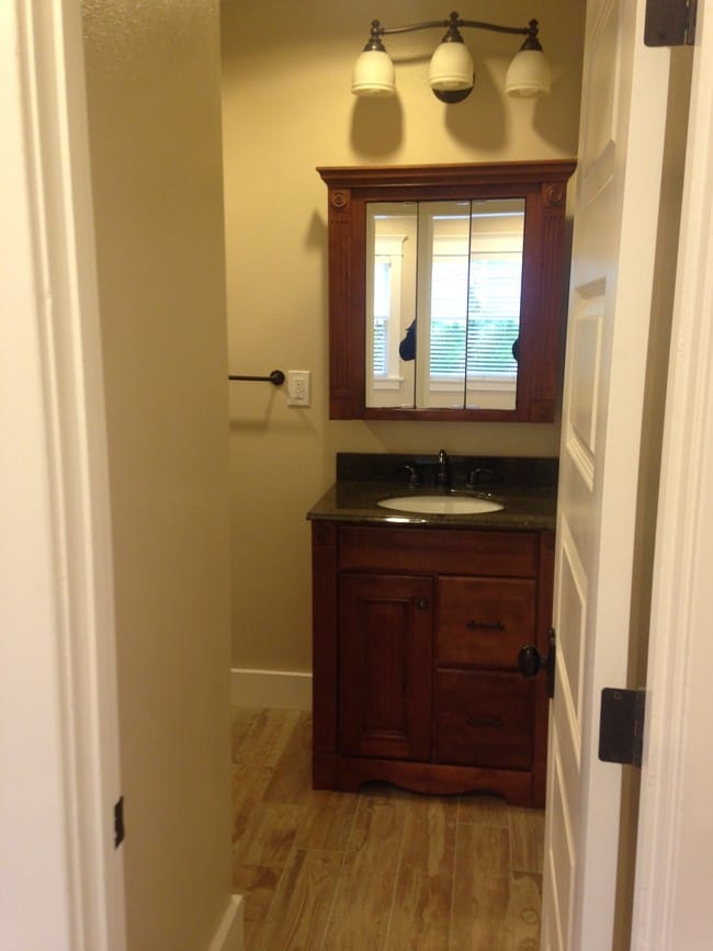 Full bath - 4020 Massachusetts E St