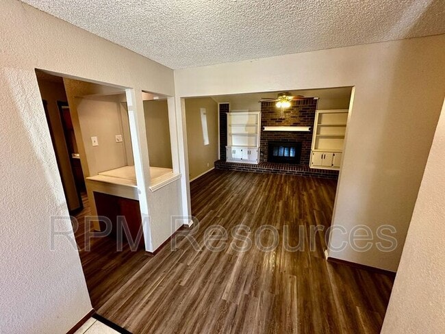 Building Photo - 2813 Greenfield Dr