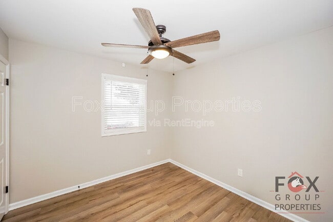 Building Photo - 305 Camelot Dr