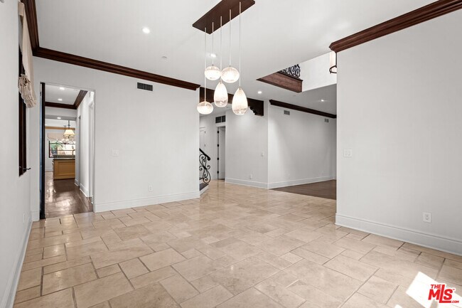 Building Photo - 305 N Palm Dr