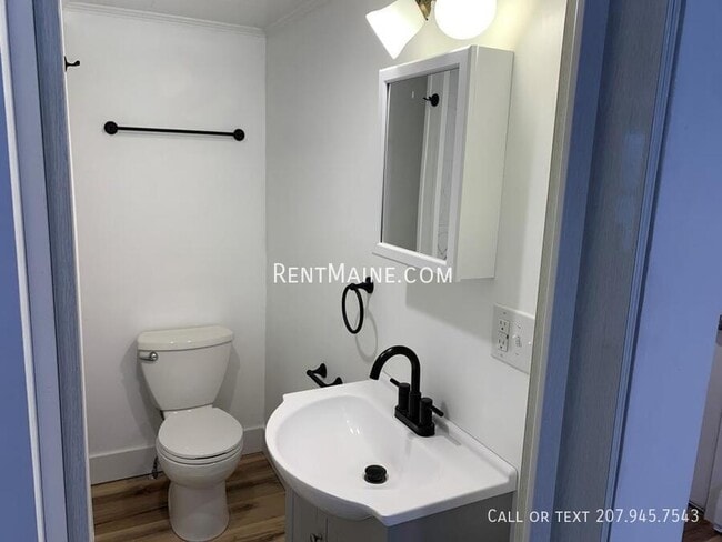 Building Photo - 1084 School St