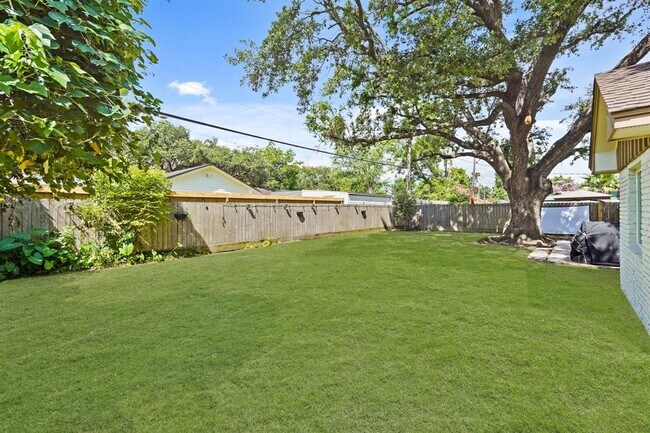 Building Photo - 5319 Saxon Dr
