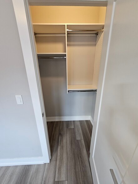 Building Photo - 3931 N Janssen Ave