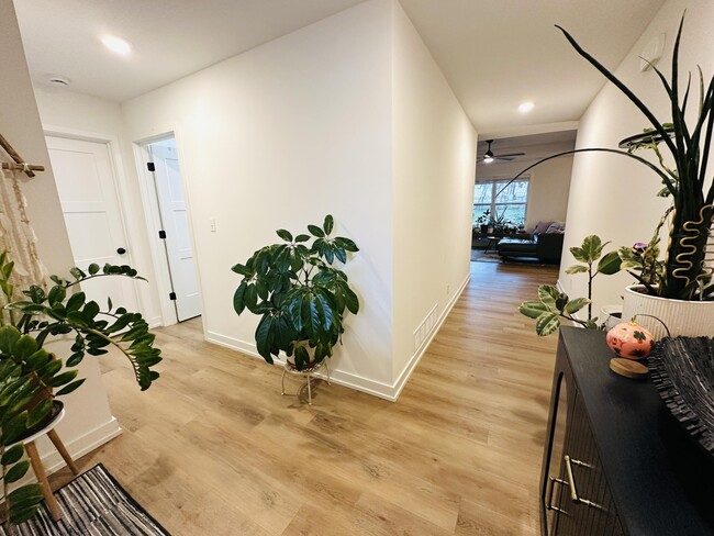 Building Photo - 7671 N Rainbow Dr