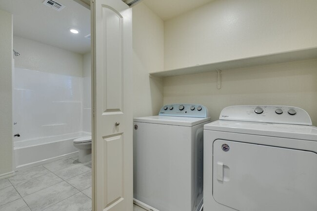 Building Photo - GORGEOUS TOWNHOME*UPGRADED*ALL APPLIANCES*...