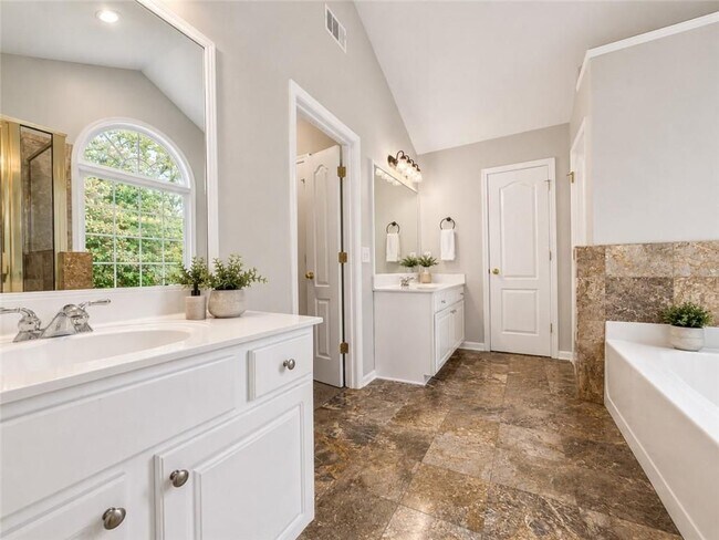 Building Photo - 1707 Hidden Pond Cir