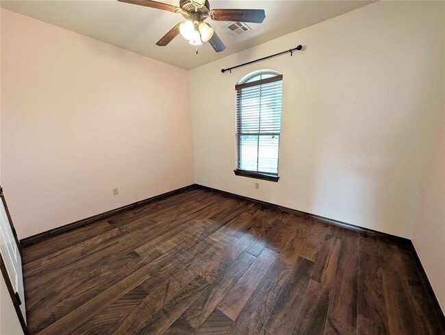 Building Photo - 6405 Bentwood Dr