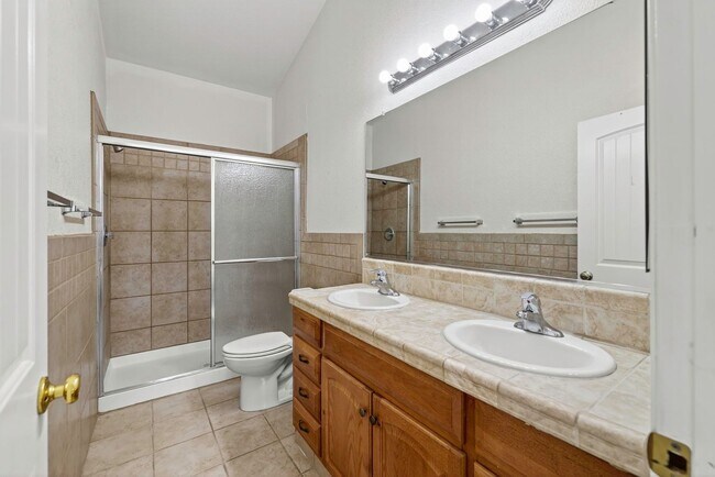 Building Photo - 5 Bedroom Home Close to UNR!