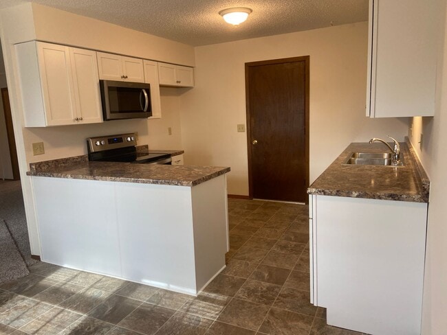 Building Photo - Like new, ranch home near Bass Pro, fully renovated interior,