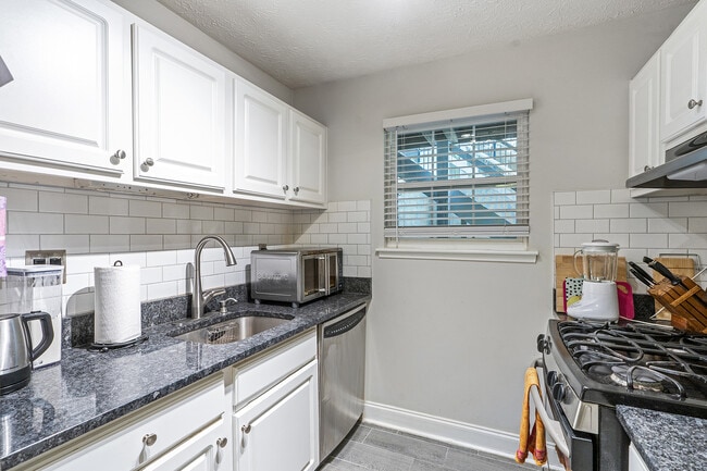 Building Photo - 6800 Glenridge Dr