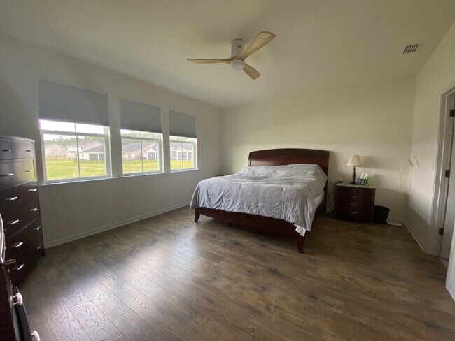 Building Photo - Four Bedroom Single Family Home in The Lak...
