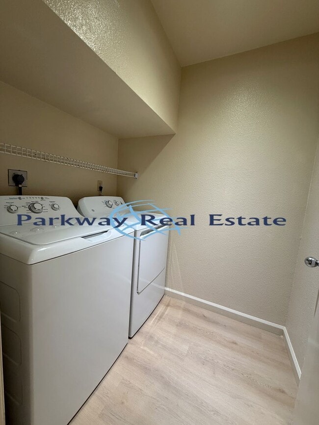 Building Photo - 2 Bedroom Townhome