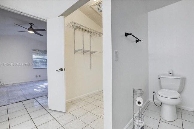 Building Photo - 581 Lakeside Cir