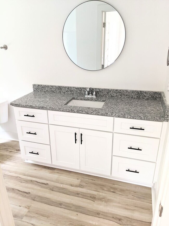 Building Photo - 2 Bedroom Cottage in Fox Run Village!