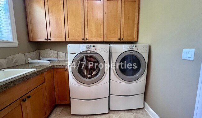 Building Photo - Large 4BD I 2.5BA Home - West Linn!